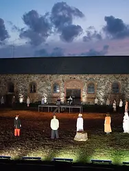Spēlēju, dancoju