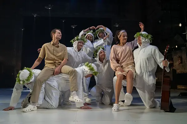 Trīs bēres un divas kāzas