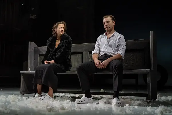 Trīs bēres un divas kāzas