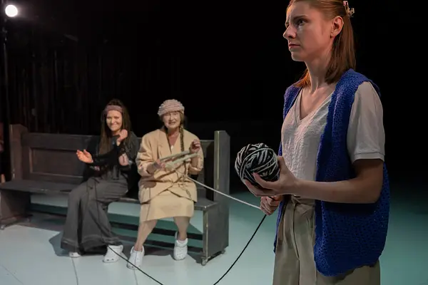 Trīs bēres un divas kāzas