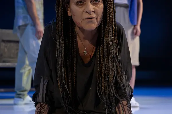 Trīs bēres un divas kāzas