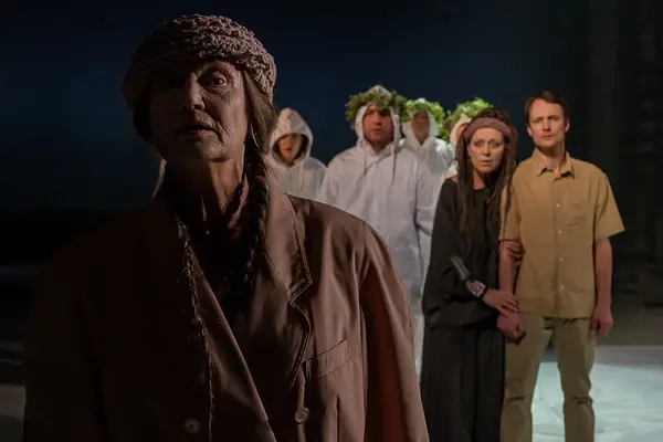 Trīs bēres un divas kāzas