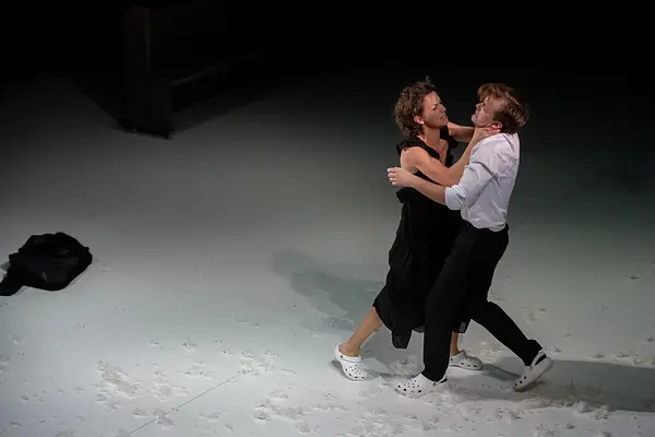 Trīs bēres un divas kāzas