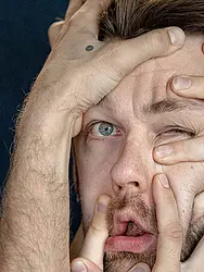 Sēri krāca ūdens viļņi