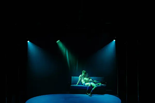 Sēri krāca ūdens viļņi