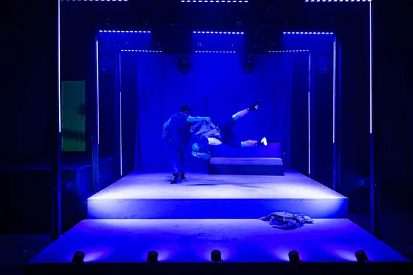 Sēri krāca ūdens viļņi