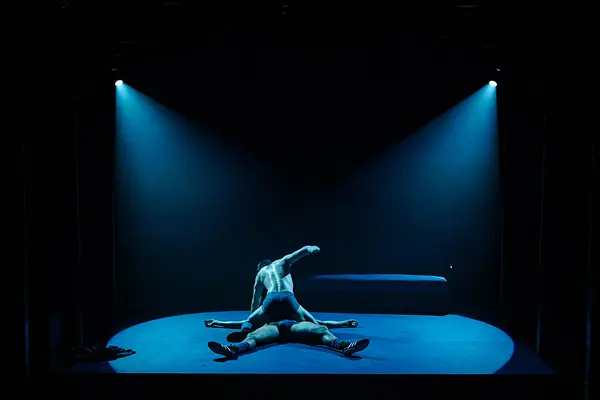 Sēri krāca ūdens viļņi