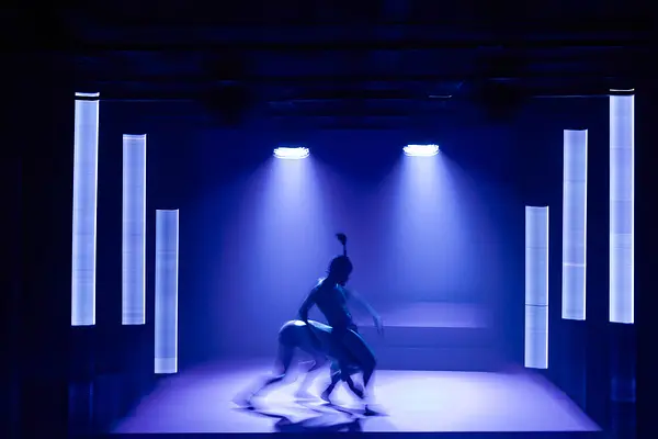 Sēri krāca ūdens viļņi