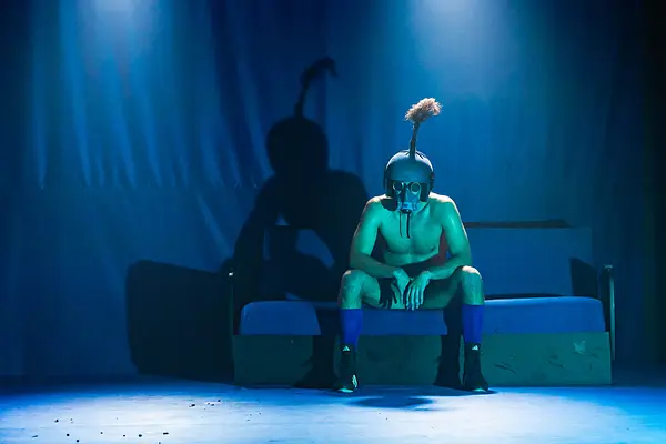 Sēri krāca ūdens viļņi