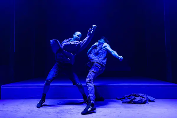 Sēri krāca ūdens viļņi